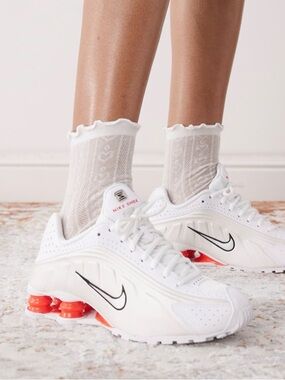 Nike womens shox R4 White Phantom Picante Red Sneaker Size 6 or 4.5 Youth BNIB